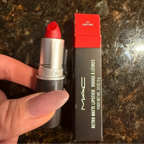 💄 MAC M•A•Cximal Silky Matte Lipstick | Ruby Woo | NWT 💄 - Picture 3 of 7